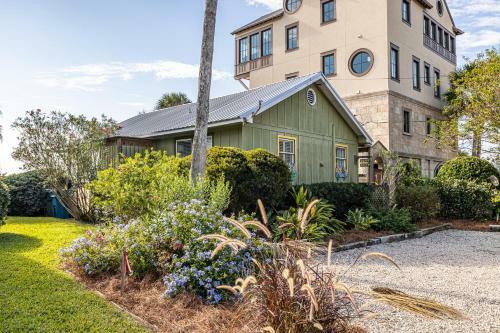 Happy Sleep- 2 Bedroom 1 Bath Beachfront Home!!!