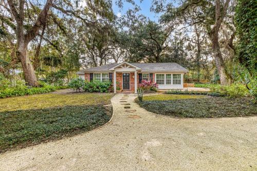 Village Area - 2 Bed - 2 Bath Cottage - Pup Friendly!