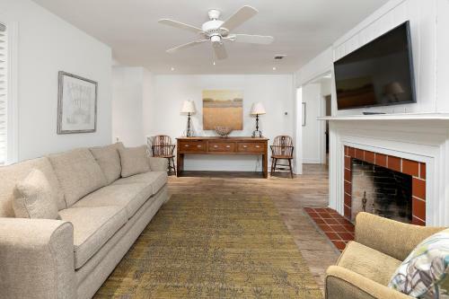 Village Area - 2 Bed - 2 Bath Cottage - Pup Friendly!