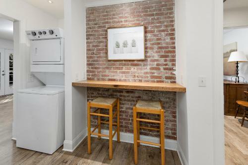 Village Area - 2 Bed - 2 Bath Cottage - Pup Friendly!