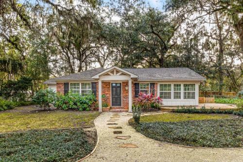 Village Area - 2 Bed - 2 Bath Cottage - Pup Friendly!