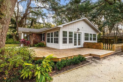 Village Area - 2 Bed - 2 Bath Cottage - Pup Friendly!