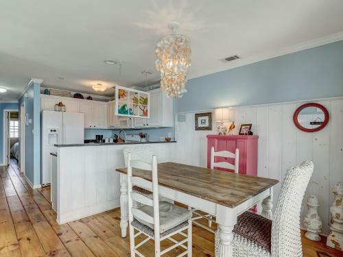 Ocean Views, Steps To Beach, Heated Pool Access! By Southern Belle Tybee