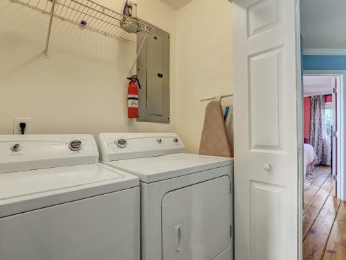 Ocean Views, Steps To Beach, Heated Pool Access! By Southern Belle Tybee