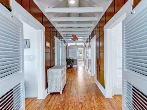 Large Tybee Beach Home On Back River With Private Dock Heated Pool Access!