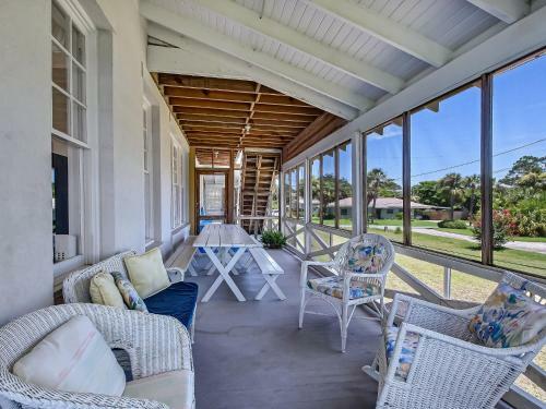 Large Tybee Beach Home On Back River With Private Dock Heated Pool Access!