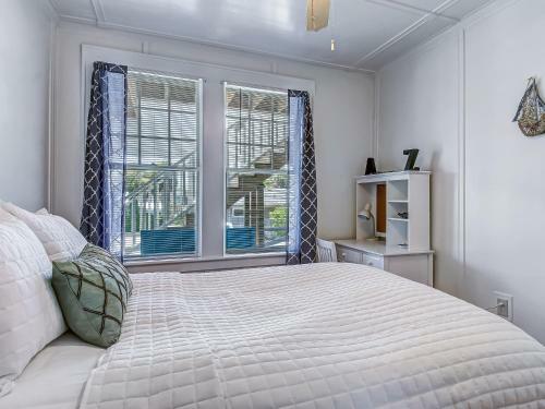 Large Tybee Beach Home On Back River With Private Dock Heated Pool Access!