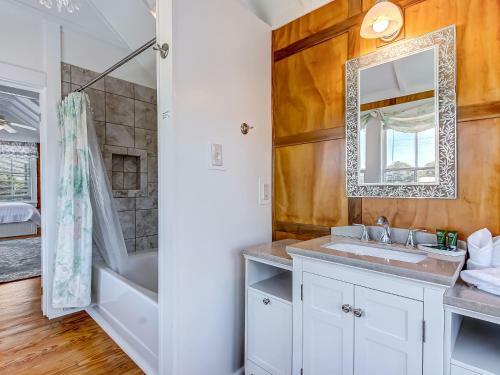 Large Tybee Beach Home On Back River With Private Dock Heated Pool Access!