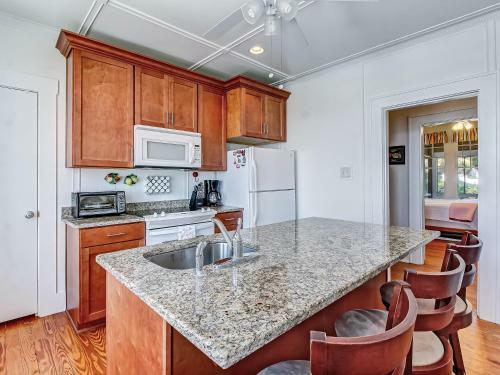 Large Tybee Beach Home On Back River With Private Dock Heated Pool Access!