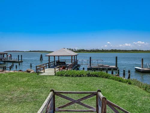 Large Tybee Beach Home On Back River With Private Dock Heated Pool Access!