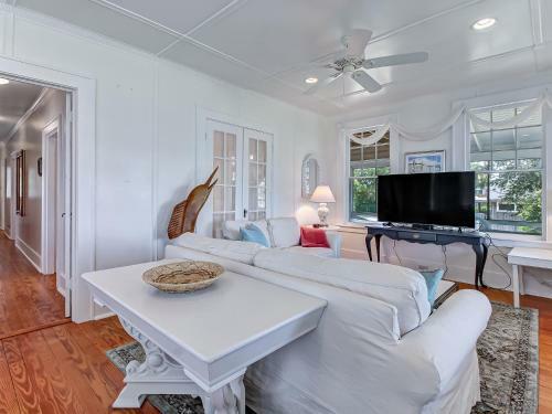 Large Tybee Beach Home On Back River With Private Dock Heated Pool Access!