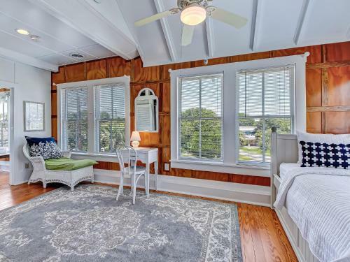 Large Tybee Beach Home On Back River With Private Dock Heated Pool Access!