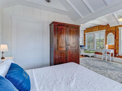 Large Tybee Beach Home On Back River With Private Dock Heated Pool Access!