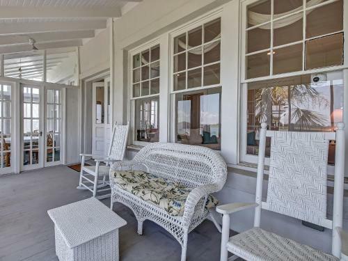 Large Tybee Beach Home On Back River With Private Dock Heated Pool Access!