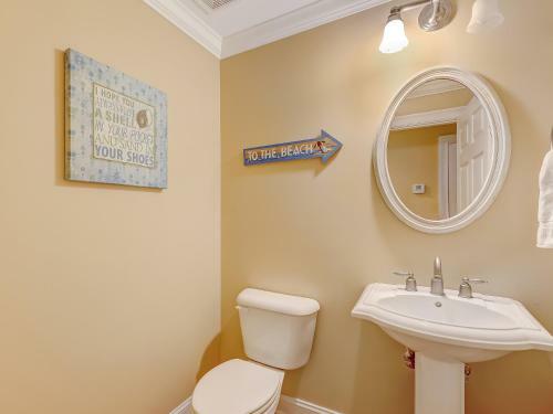 New Listing! Pool Views, Steps To Beach, Restaurants, Shopping & More!