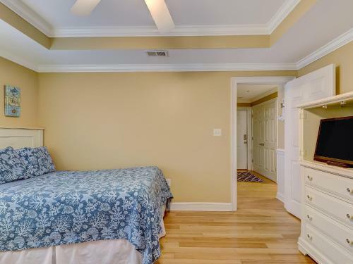 New Listing! Pool Views, Steps To Beach, Restaurants, Shopping & More!