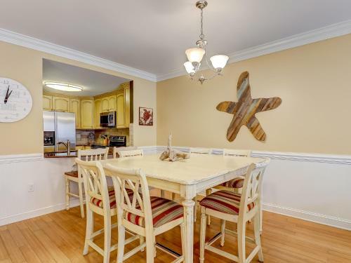 New Listing! Pool Views, Steps To Beach, Restaurants, Shopping & More!