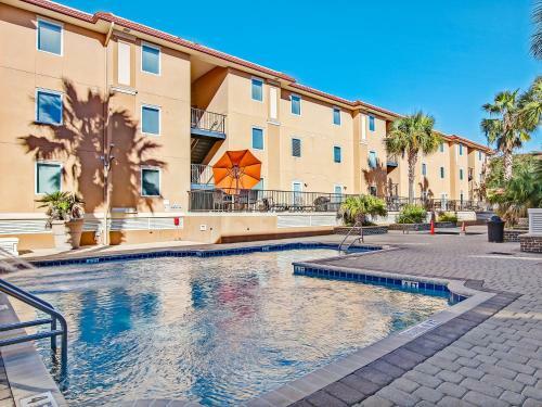 New Listing! Pool Views, Steps To Beach, Restaurants, Shopping & More!
