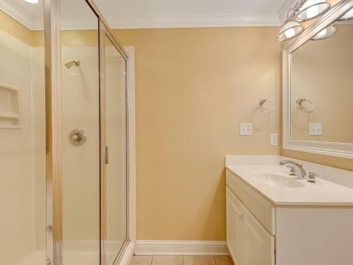 New Listing! Pool Views, Steps To Beach, Restaurants, Shopping & More!