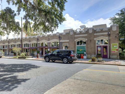 Whimsical Getaway Steps From Broughton, Heated Pool Access, By Southern Belle Savannah