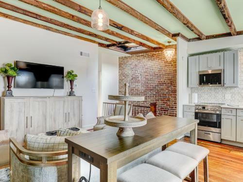 Tree Top At Gordon Inn Gorgeous Designer Apartment, Heated Pool Access, Walk Everywhere!