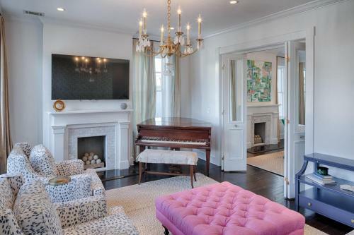 Chateau On Charlton By Lucky Savannah