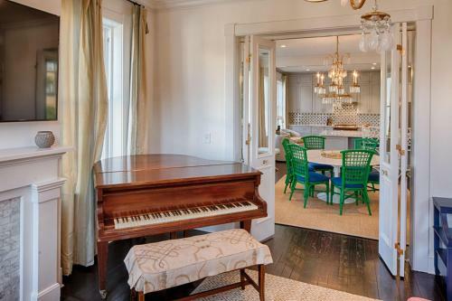 Chateau On Charlton By Lucky Savannah