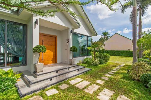 Stylish 2-villa Combination By Hi At Home