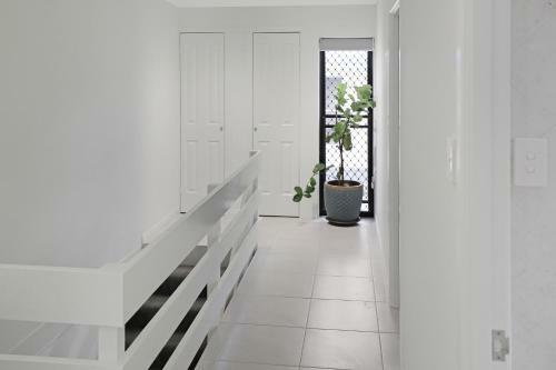 Beach Escape Apartment (2 Levels Apt)