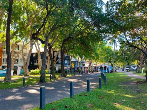 Palm Cove Beachside Apartment - Pool And Garden View