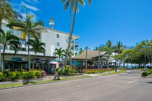 Palm Cove Beachside Apartment - Pool And Garden View