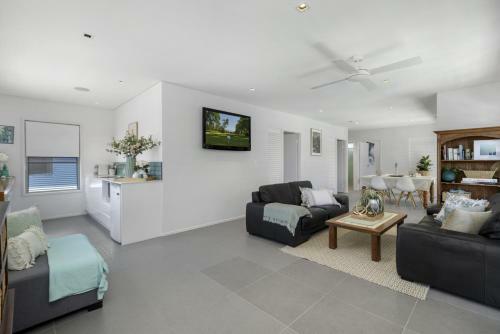 5 Bedroom Beachside Entertainer By Uholiday