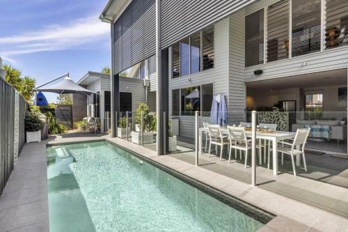 5 Bedroom Beachside Entertainer By Uholiday