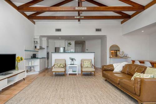Twin Palms Lennox - Centrally Located With Ocean Views.