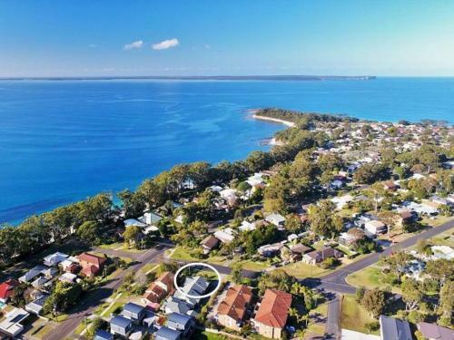 Open And Airy Entertaining Areas 2 Minutes Walk To Beach And Cycle Path