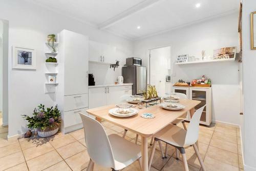 Oasis On Edwards - 2 Bedroom Apartment - Private Pool