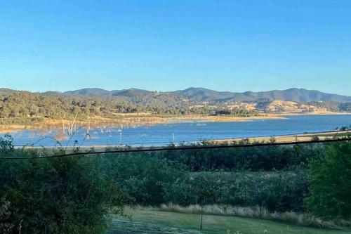 Relax In The Spa With Views Opposite Lake Eildon