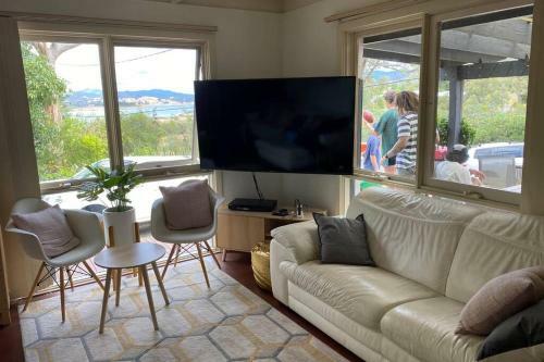 Relax In The Spa With Views Opposite Lake Eildon