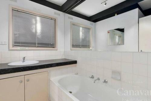 Relax In The Spa With Views Opposite Lake Eildon