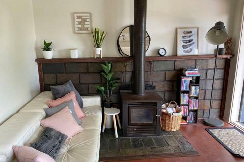 Relax In The Spa With Views Opposite Lake Eildon
