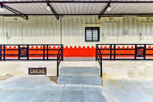 Hotel Oyo 82601 Social Kinaraa