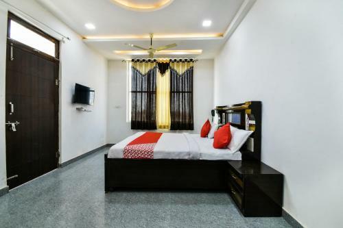 Oyo 40182 Hotel Apple Inn
