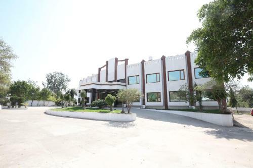 Capital O 12767 Hotel Grand Chinar
