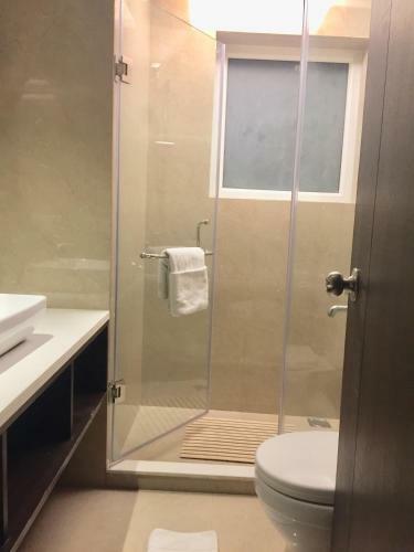 Hotel Le Roi Lake View, Koti