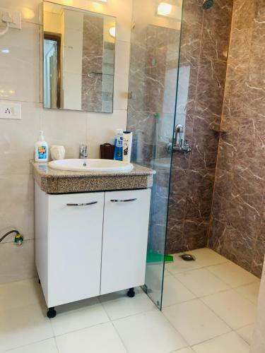 Apartamento The Vogue Square Near India Expo Mart