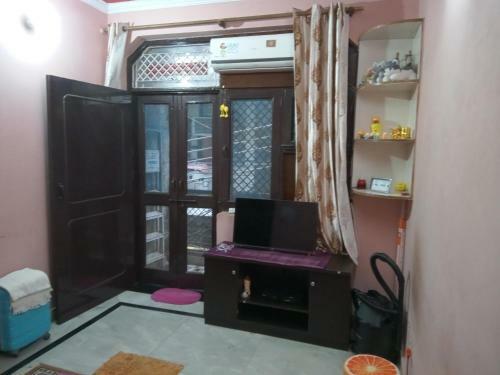 Affordable Private Room With Balcony At Sector 12 Block-v