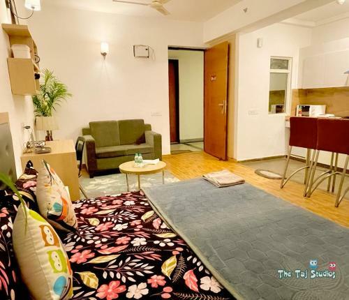 Noida Studio Apartment - Super Luxury Place