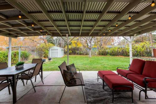 Quiet 1955 Home With Patio And Fire Pit In Boise!