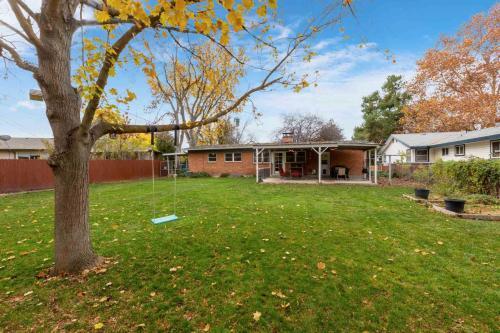 Quiet 1955 Home With Patio And Fire Pit In Boise!