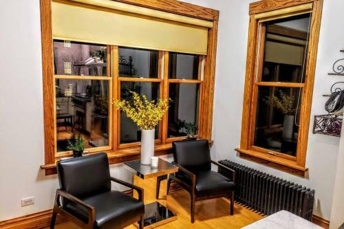 Villa Flat In Lincoln Park 2-flat Central To Everything